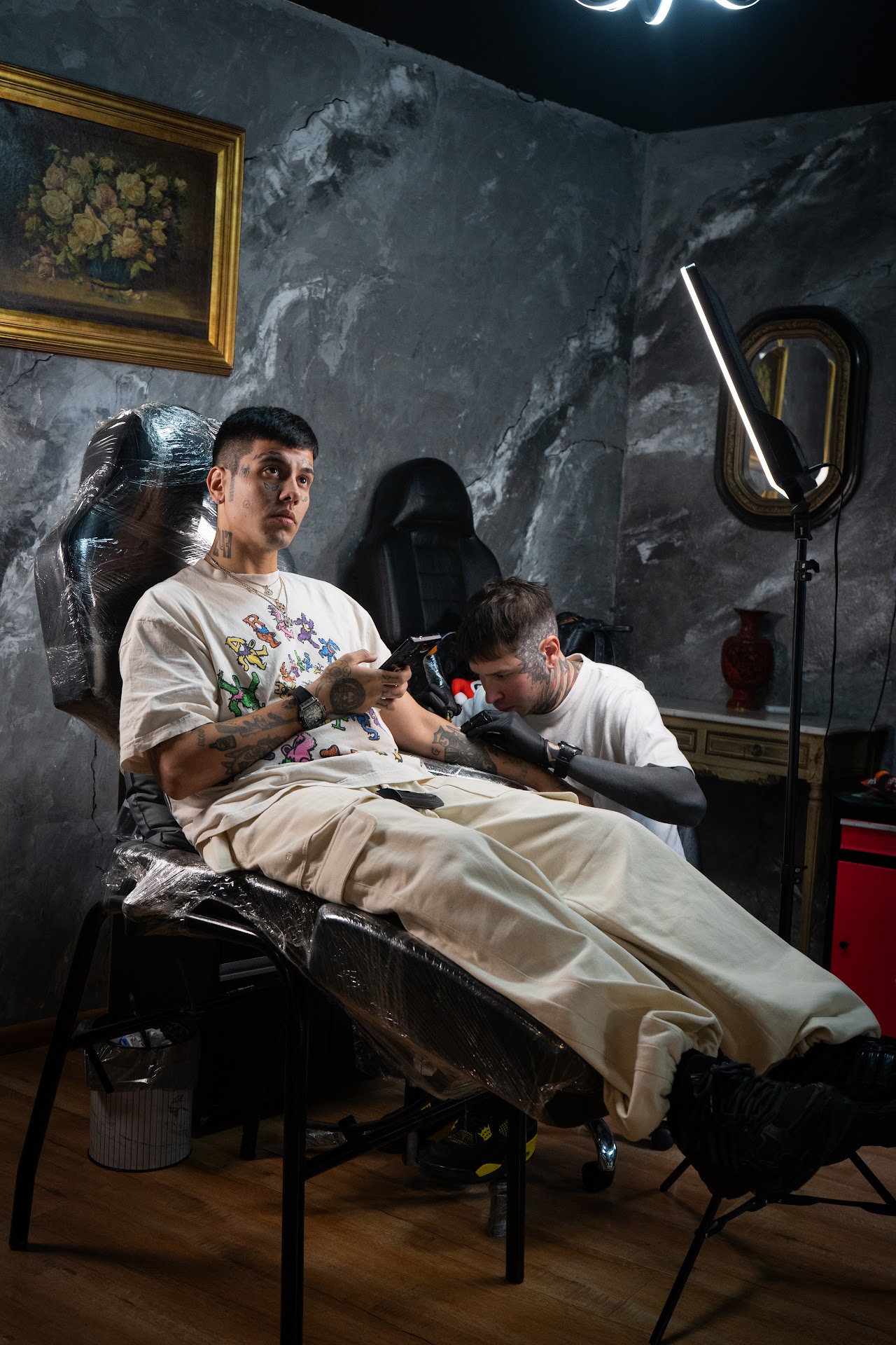 Interior lujoso de Golden Ink Tattoo Studio con mobiliario de cuero y arte en las paredes