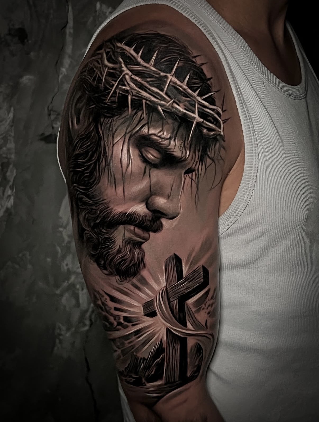 Grid de seis tatuajes artísticos de alta calidad que incluyen una brújula, un león realista, un águila americana, una rosa geométrica, un colibrí en color y una carpa koi japonesa.